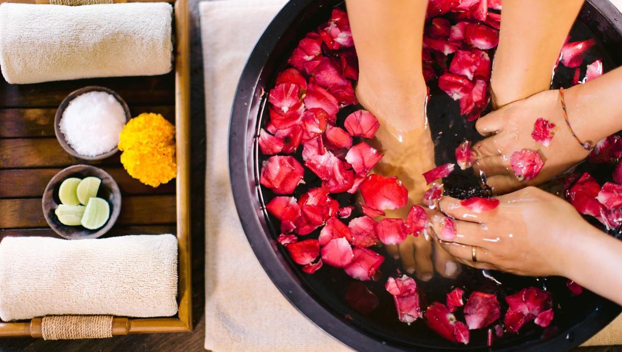 Tejaprana Resort & Spa Убуд Экстерьер фото A woman's feet in a spa